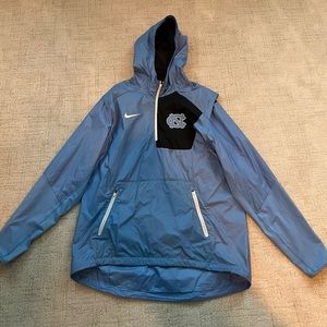 UNC Chapel Hill windbreaker/rain coat
